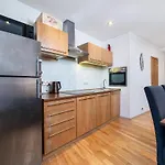 5 Min From Port - Free Private Parking - 1br